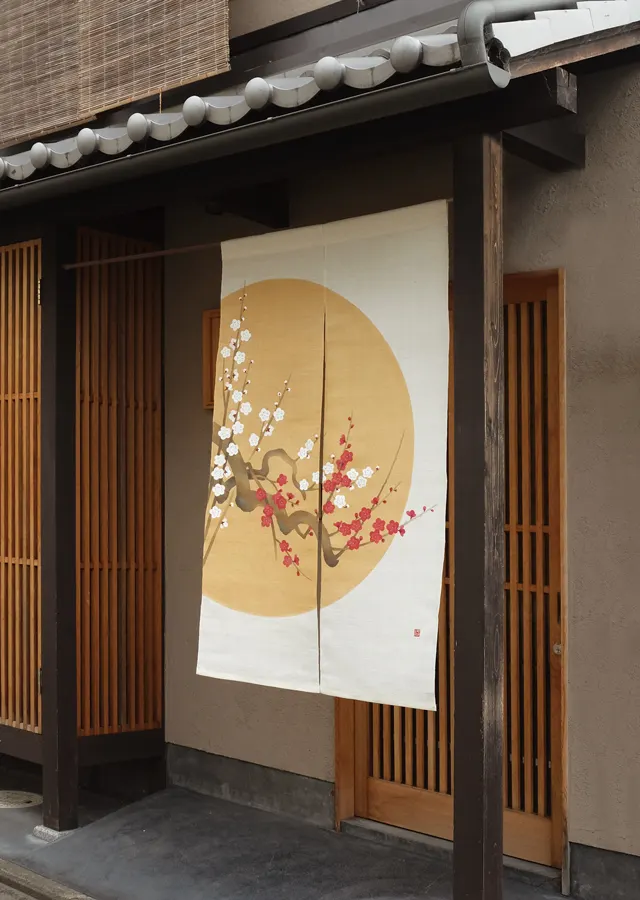 玄関に掛けたのれん「円月の梅」