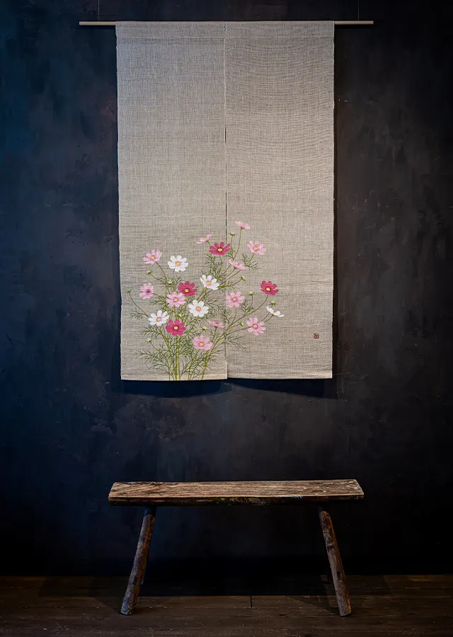 掛けたのれん「秋桜」